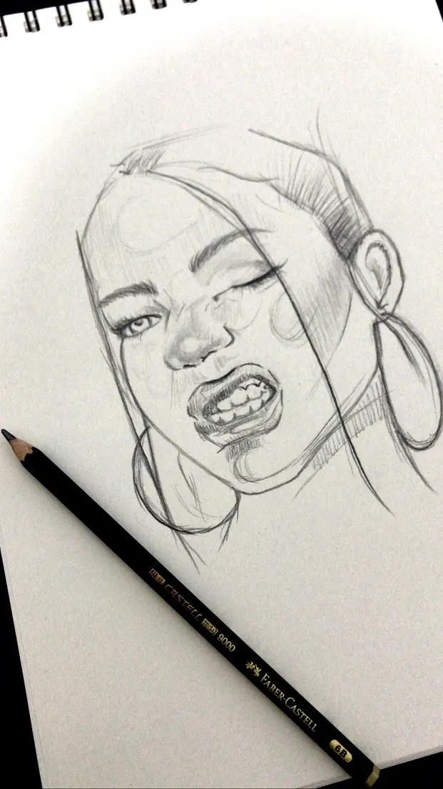 Retrato a lápiz de una chica con aros grandes guiñando un ojo, con el lápiz al lado